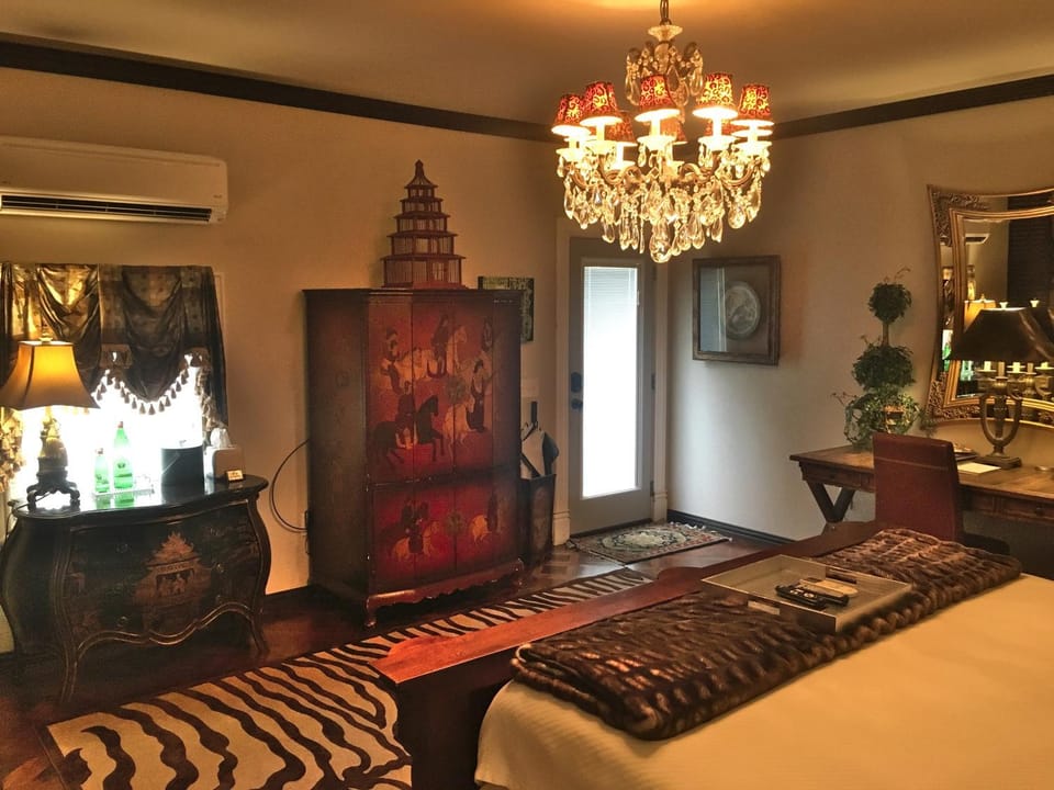 The Victoria Bed & Breakfast Bed and Breakfast in Rogers