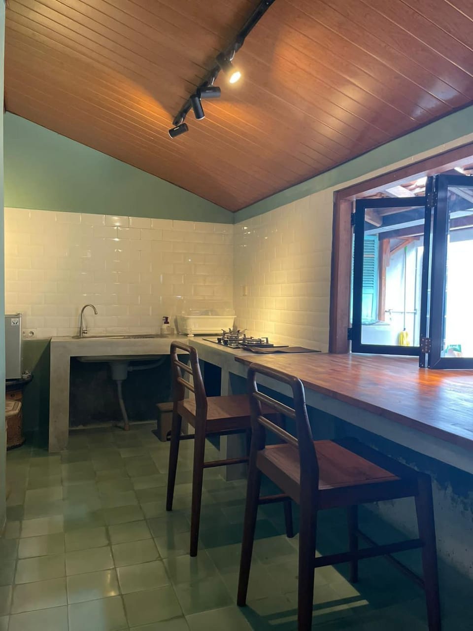 Kitchen or kitchenette, Dining area