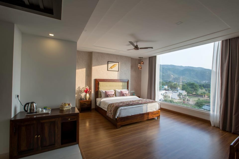 Coffee/tea facilities, Bedroom, Mountain view, Pool view