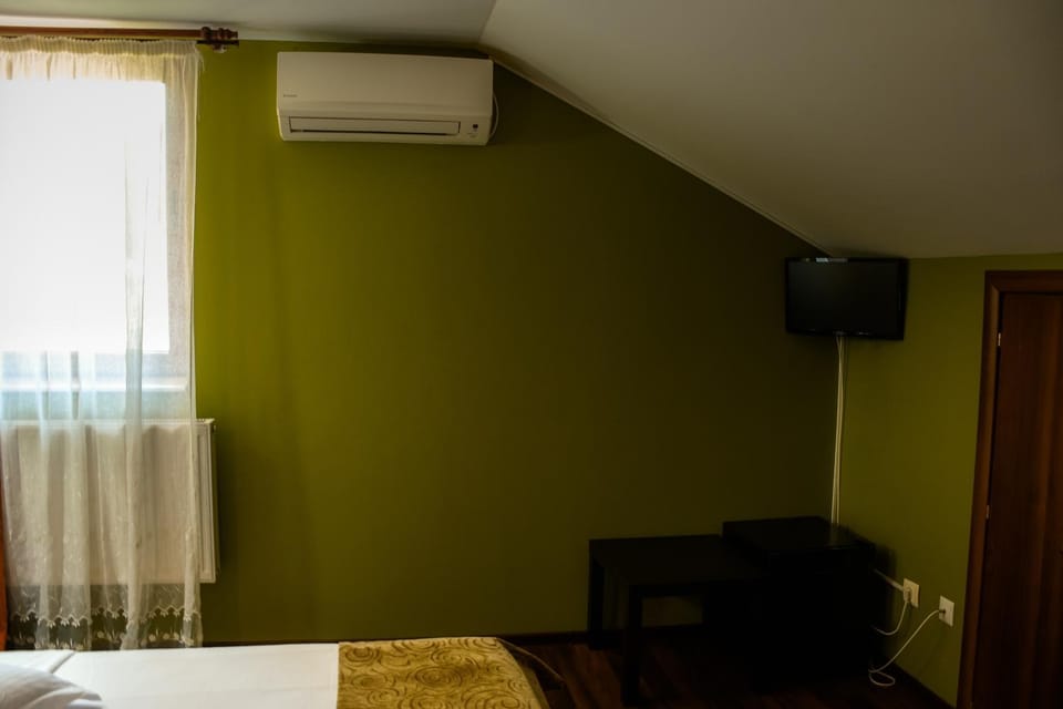 Pensiunea Clasic Hunedoara Bed and Breakfast in Serbia
