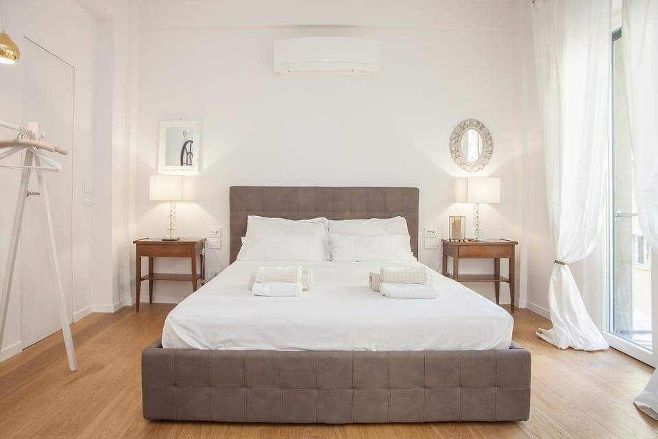 Bed, Bedroom, Quiet street view, Inner courtyard view