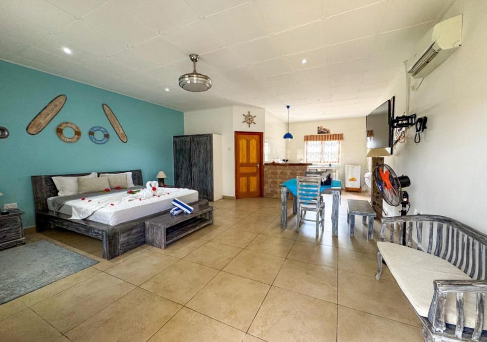 Bed, TV and multimedia, Photo of the whole room, Dining area, Bedroom, towels, wardrobe, air conditioner
