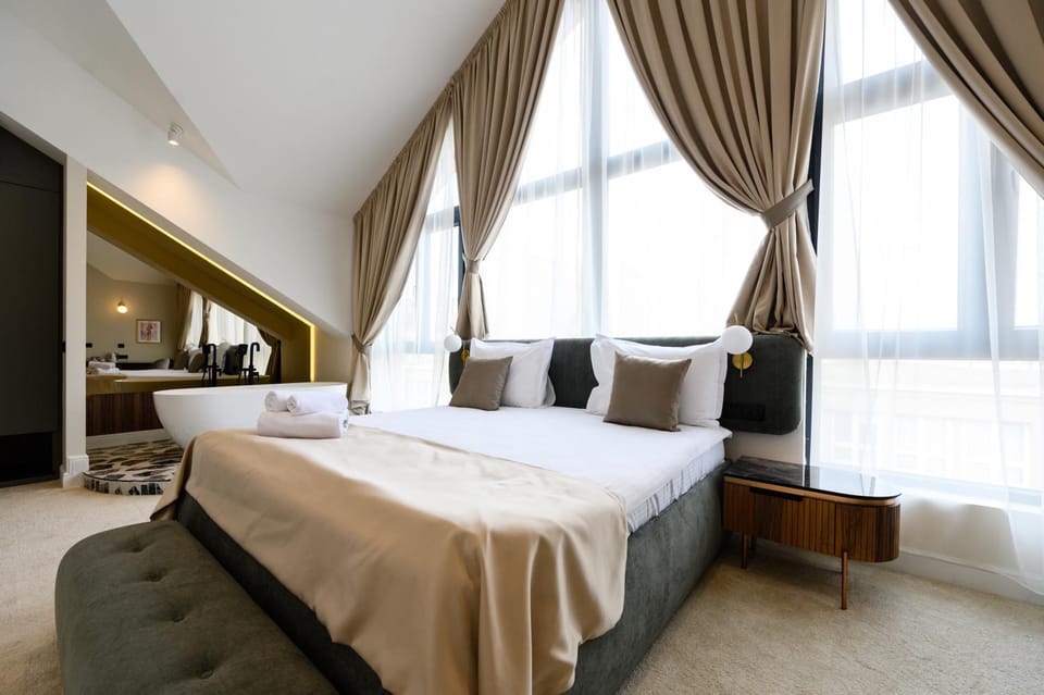 Bedroom, Text overlay, City view