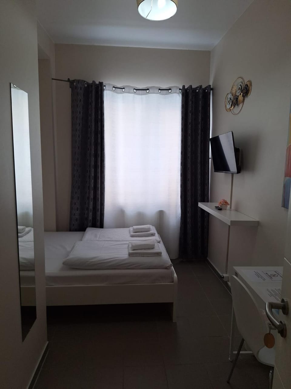 Bed, TV and multimedia, Photo of the whole room, towels