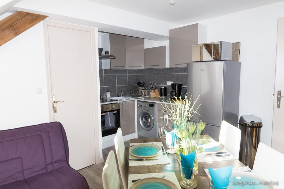 Kitchen or kitchenette, Dining area