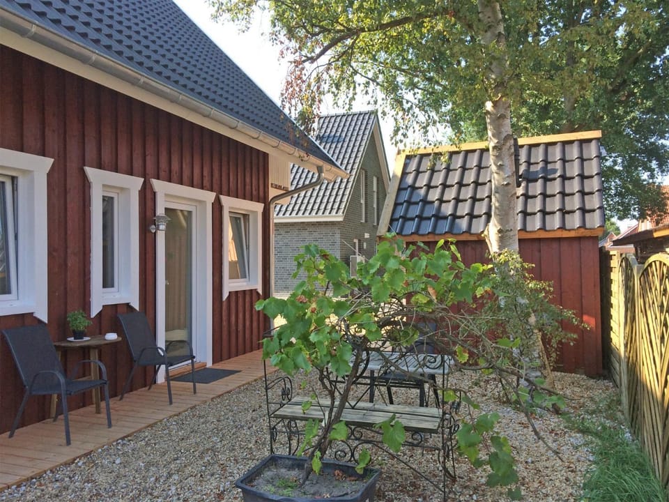 Property building, Patio, Facade/entrance
