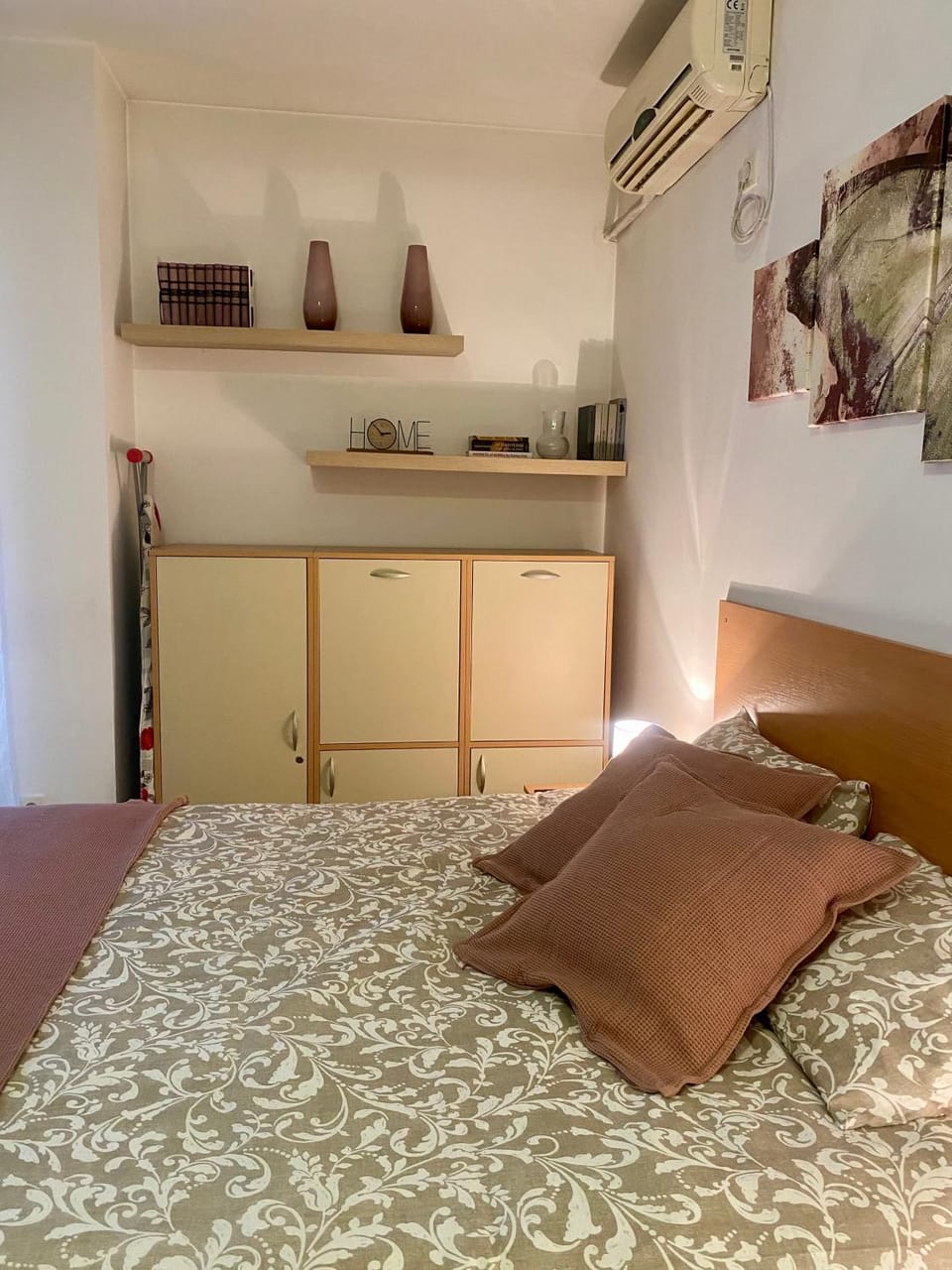 Bed, Photo of the whole room, Bedroom