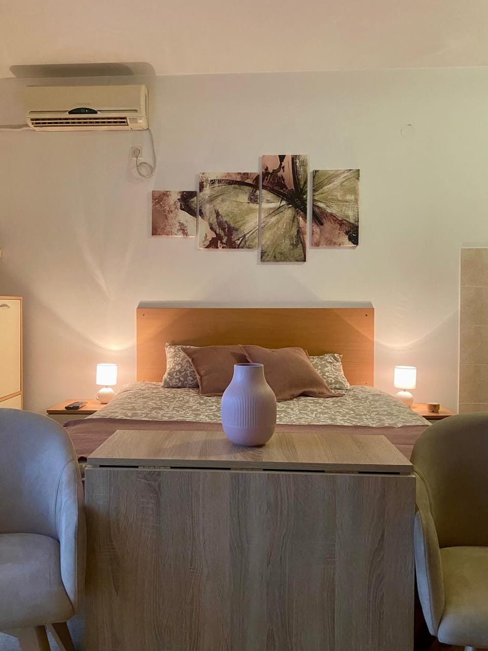 Bed, Photo of the whole room, Seating area, Bedroom