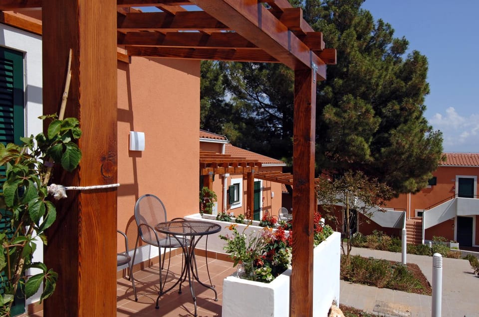 Property building, Facade/entrance, Balcony/Terrace
