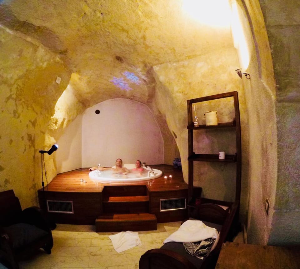 Hot Tub, Photo of the whole room