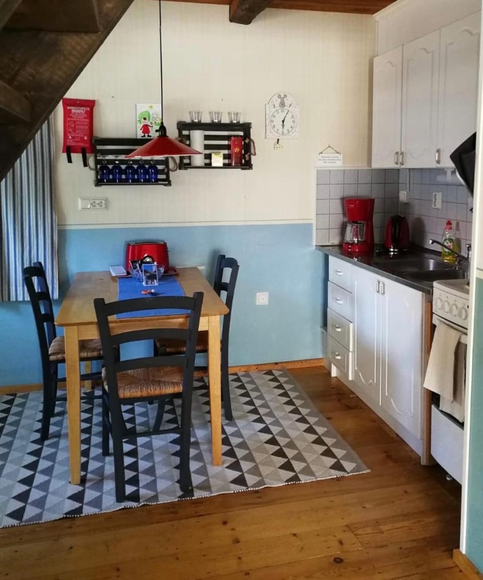 Coffee/tea facilities, Kitchen or kitchenette, Dining area