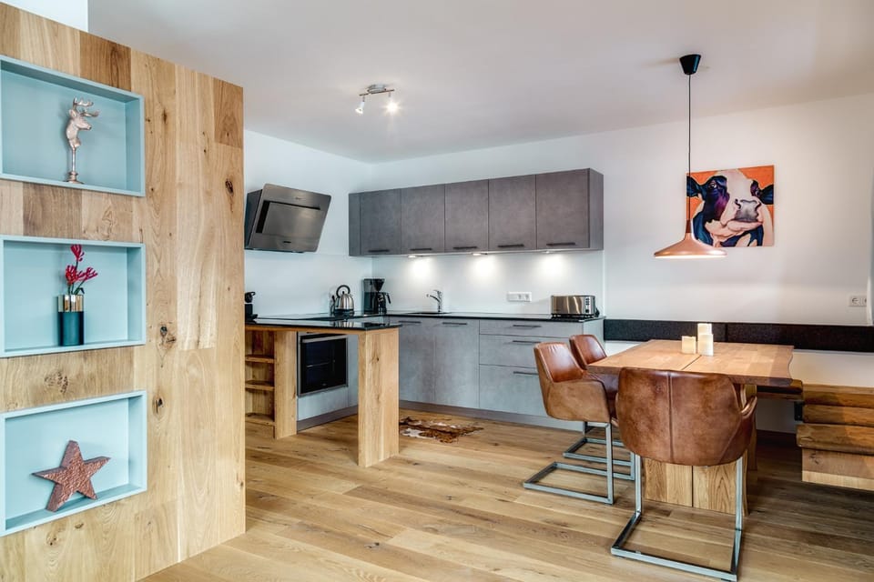 Kitchen or kitchenette, Dining area