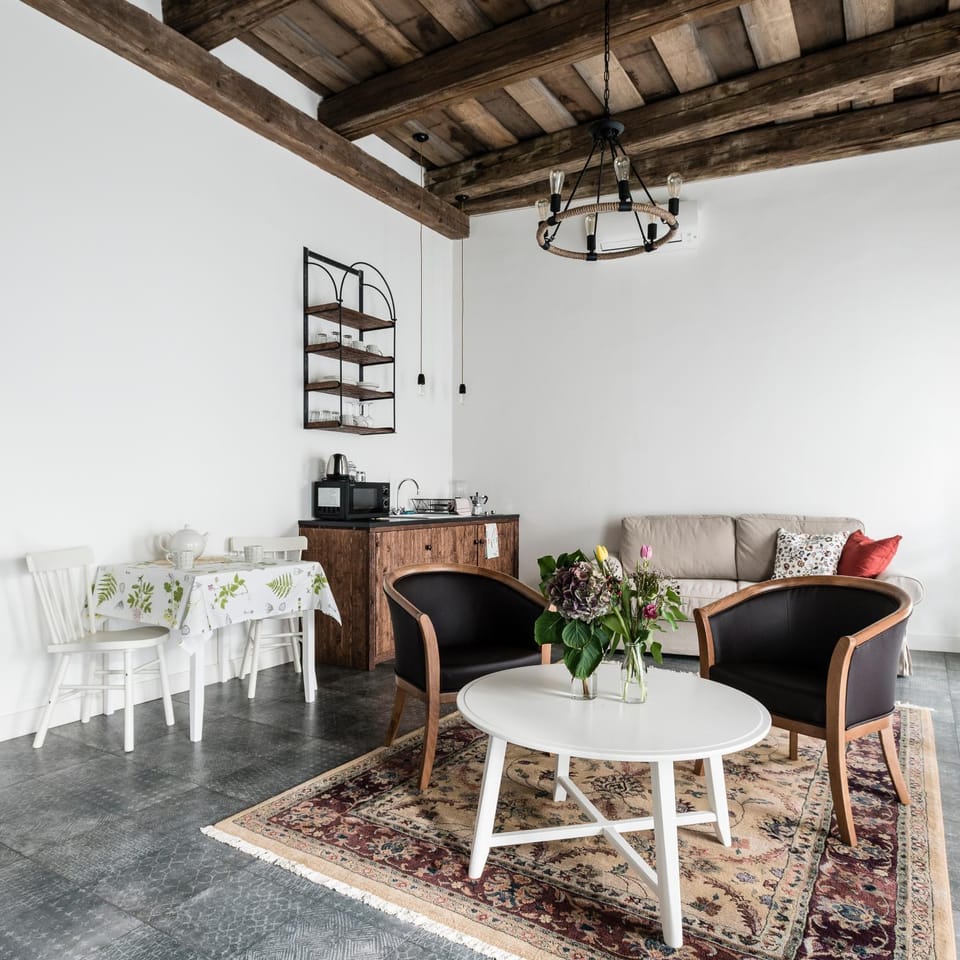 Coffee/tea facilities, Kitchen or kitchenette, Living room, Dining area
