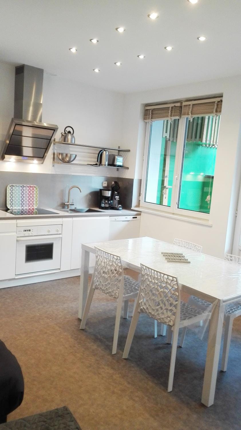 Kitchen or kitchenette, Dining area