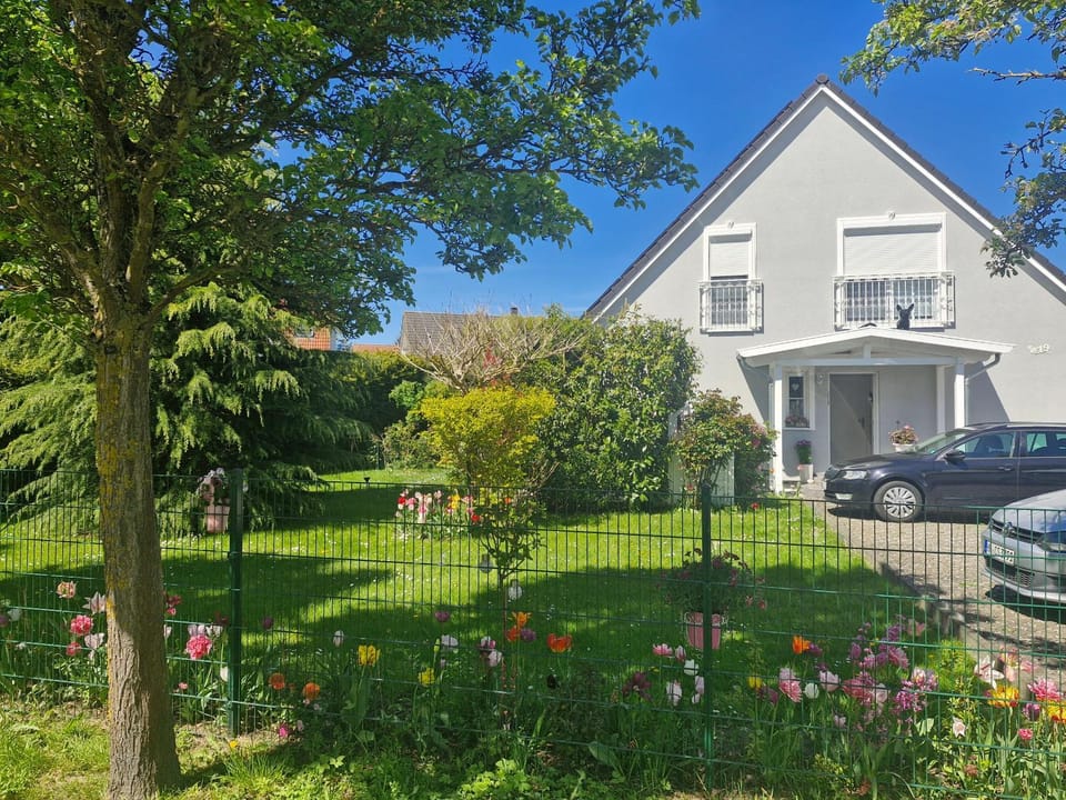 Property building, Spring, Garden, Garden view, Parking