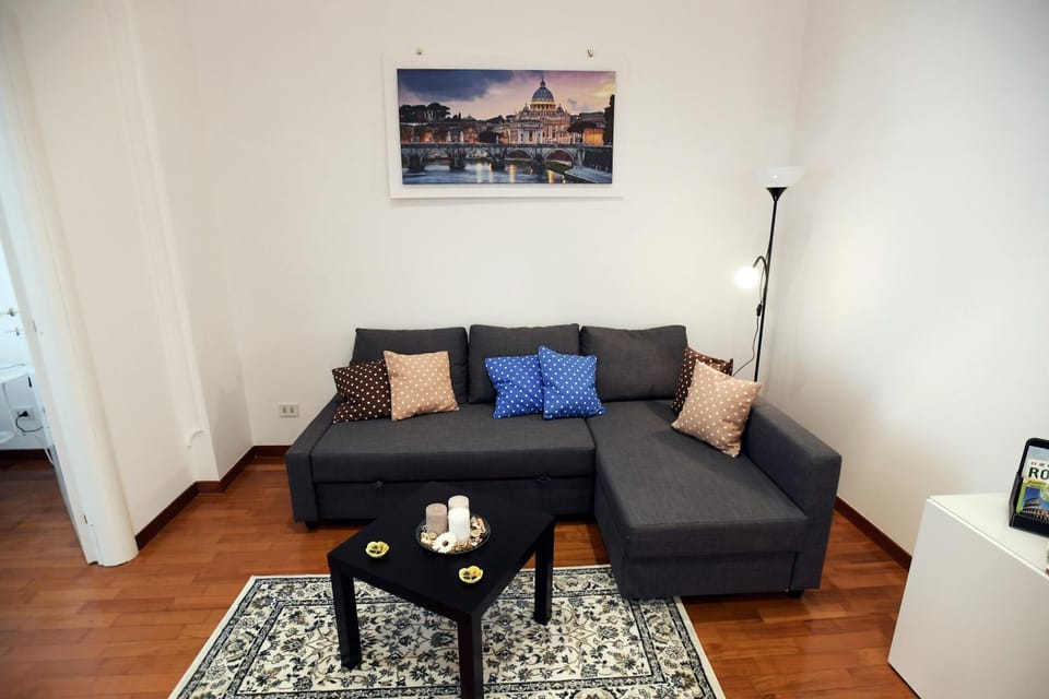 Photo of the whole room, Decorative detail