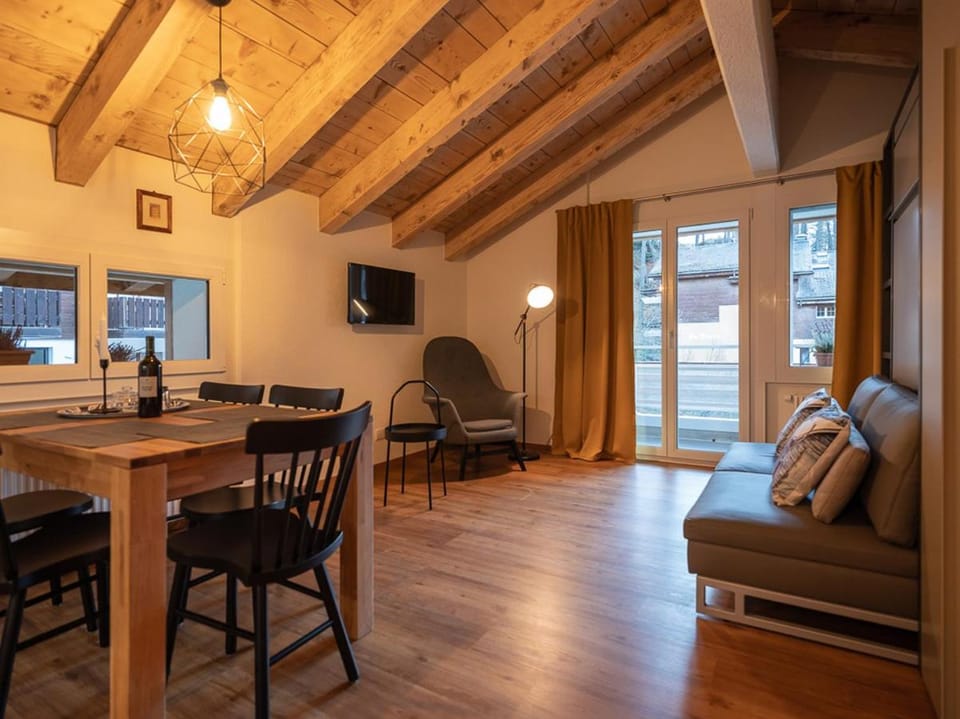 TV and multimedia, Living room, Photo of the whole room, Decorative detail, Seating area, Dining area