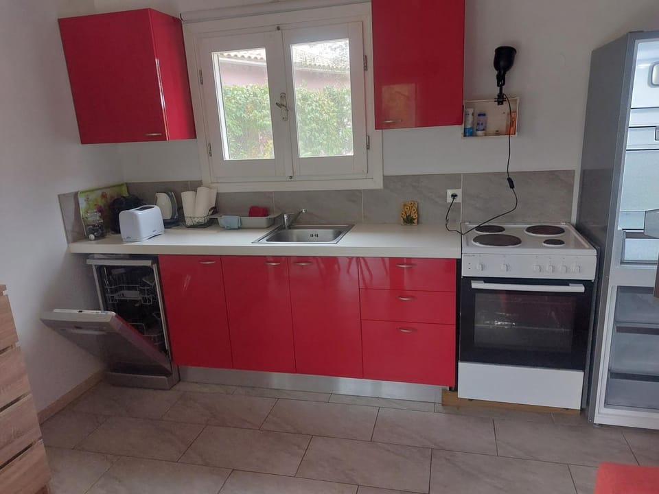 Kitchen or kitchenette, dishwasher, stove