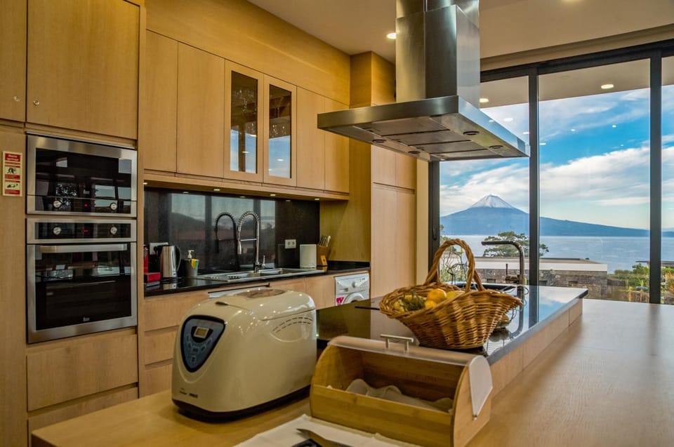 Natural landscape, Coffee/tea facilities, Kitchen or kitchenette, Dining area, Mountain view, Sea view, minibar, oven, pet friendly, stove