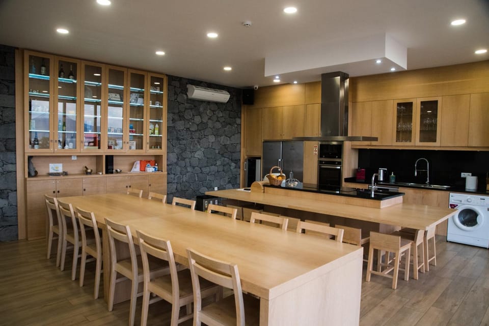 Coffee/tea facilities, Kitchen or kitchenette, Dining area, dishwasher, minibar, oven, stove