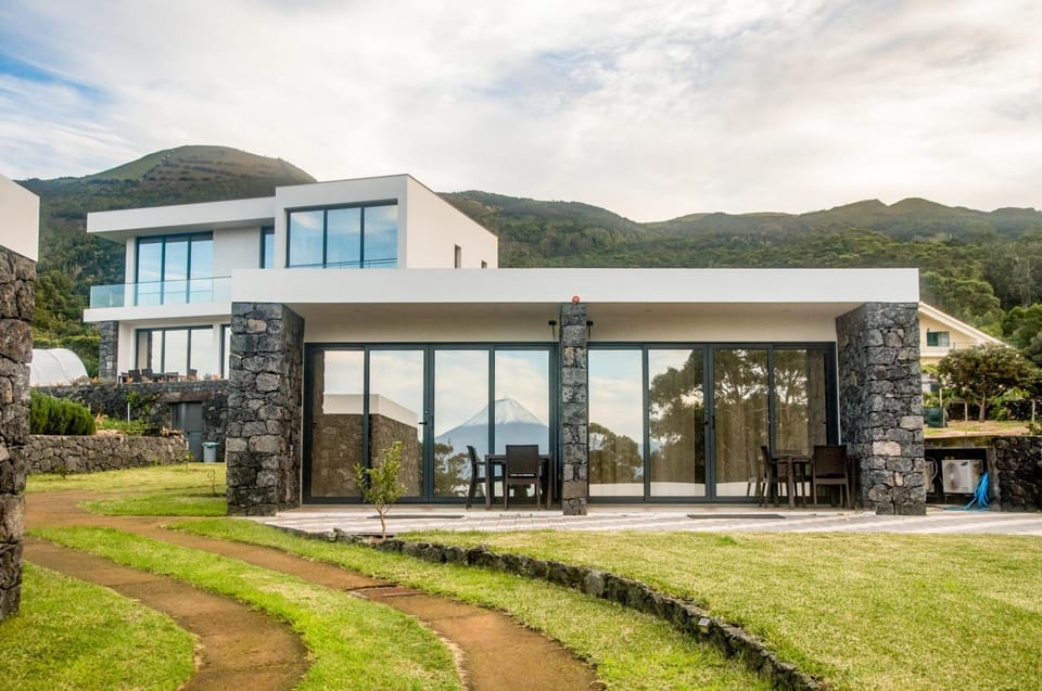 Property building, Garden, Balcony/Terrace, Mountain view