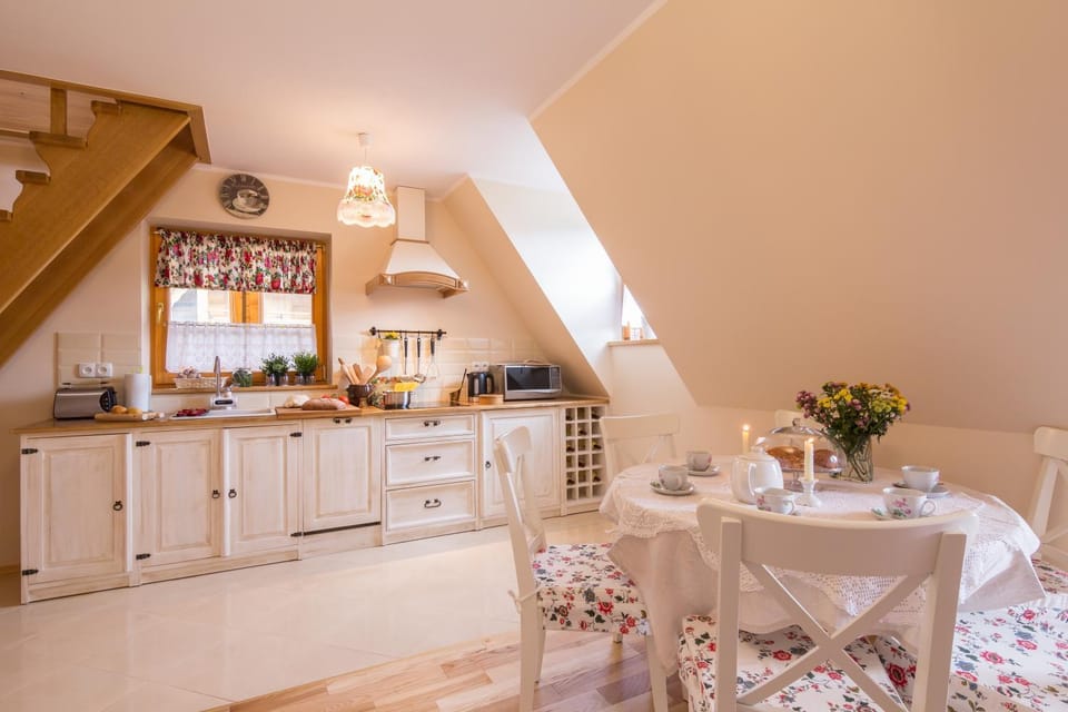 Kitchen or kitchenette, Dining area