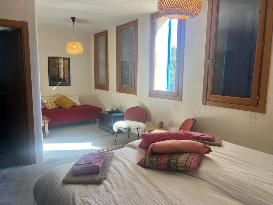 Bed, View (from property/room), Photo of the whole room, Seating area, Bedroom, internet, towels