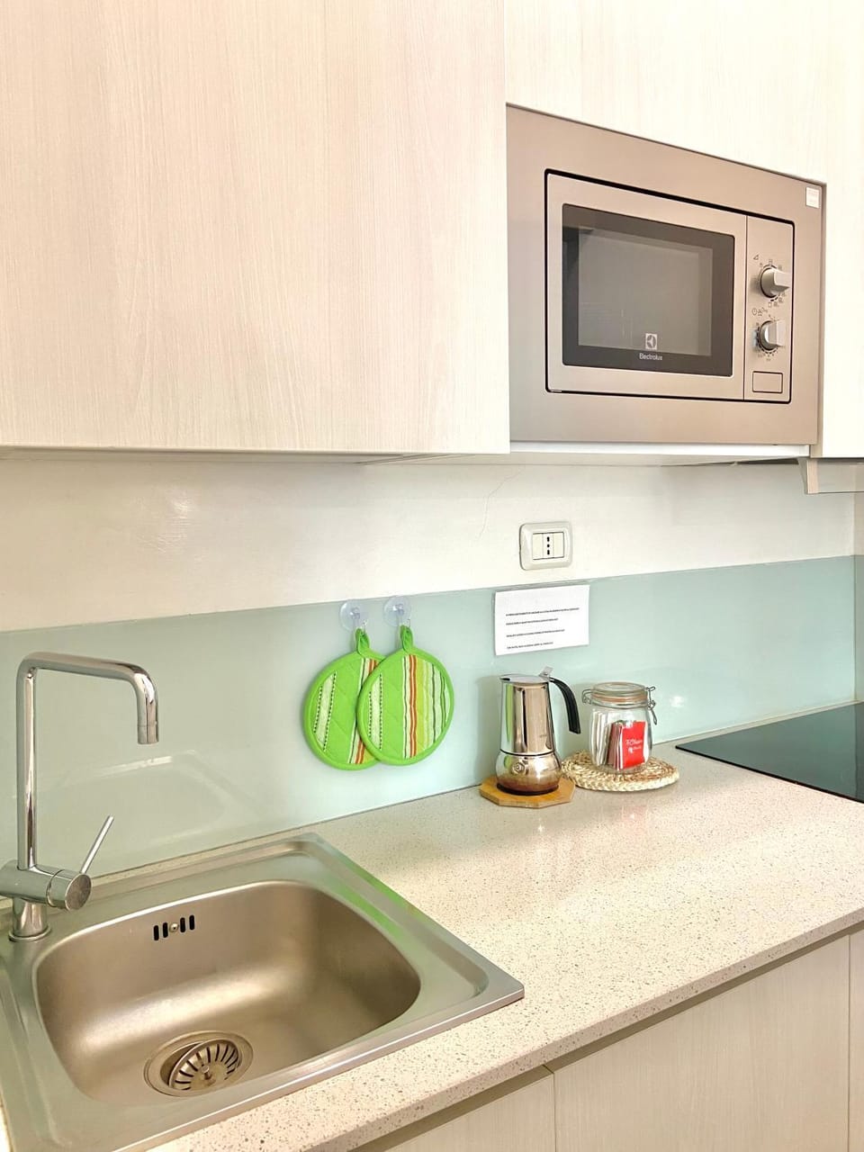Kitchen or kitchenette, dishwasher, stove