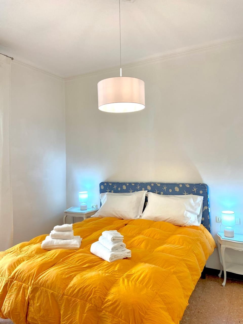 Bedroom, towels