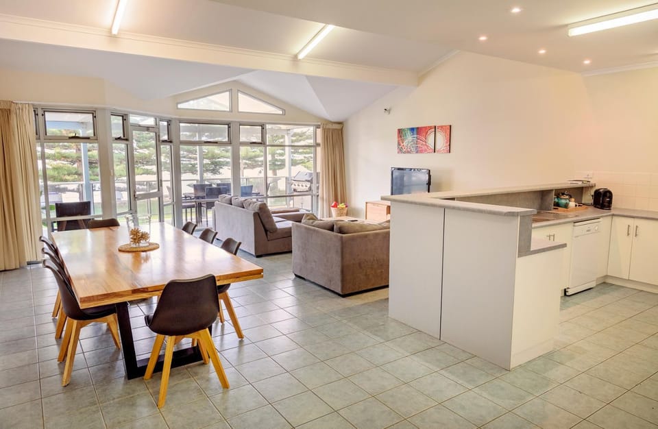 BBQ facilities, Balcony/Terrace, Kitchen or kitchenette, Living room, Dining area