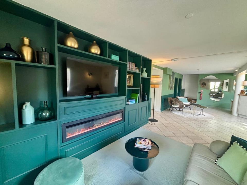 Communal lounge/ TV room