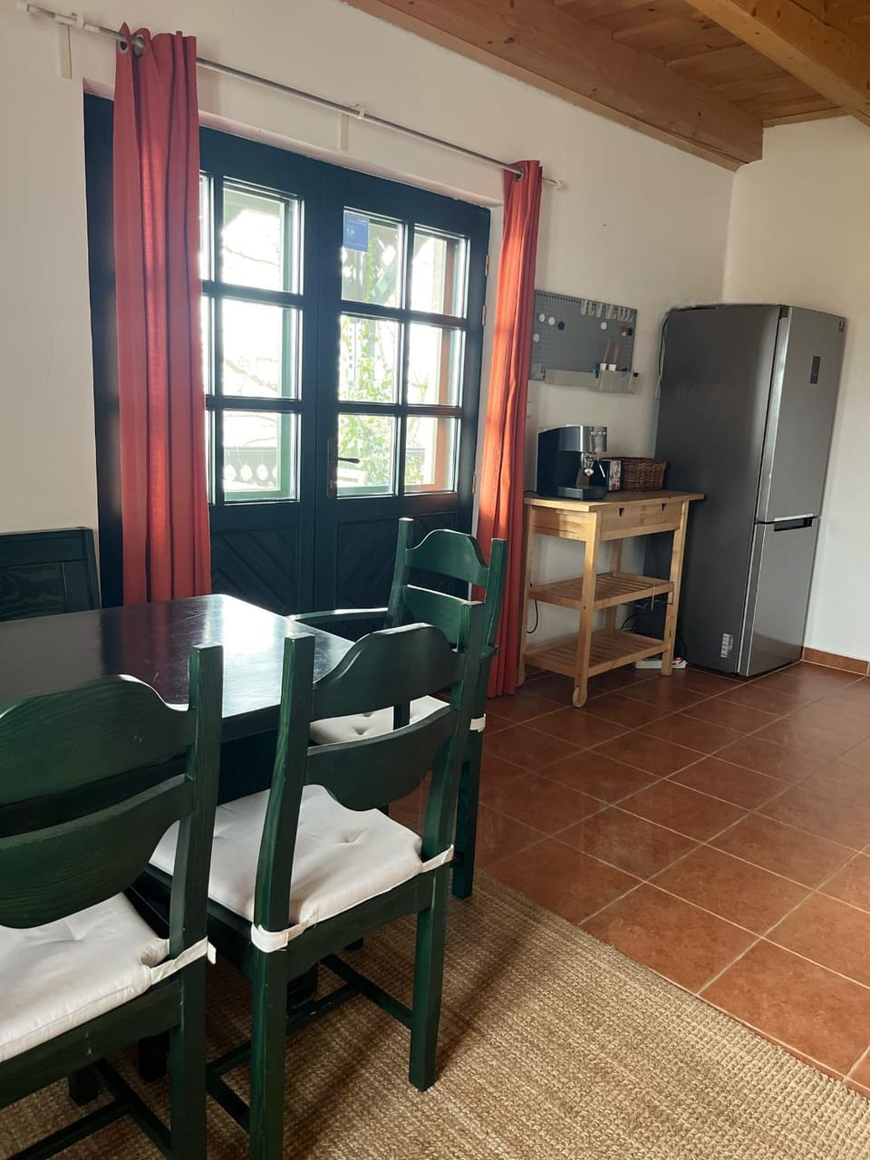 Coffee/tea facilities, Kitchen or kitchenette, Dining area, oven