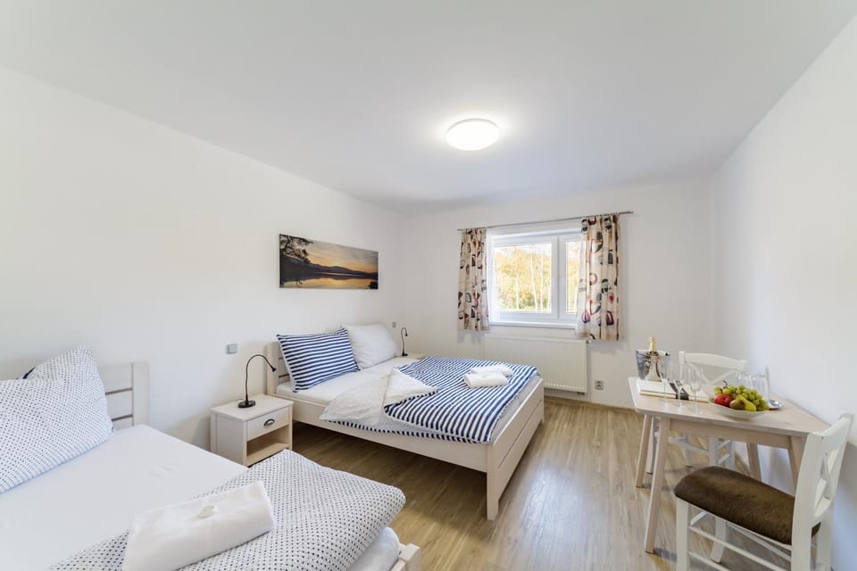Bed, Bedroom, Garden view
