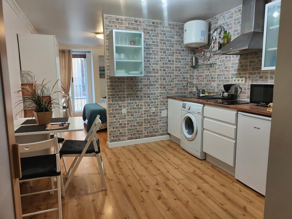 Kitchen or kitchenette, Dining area, minibar, stove, toaster, washing machine