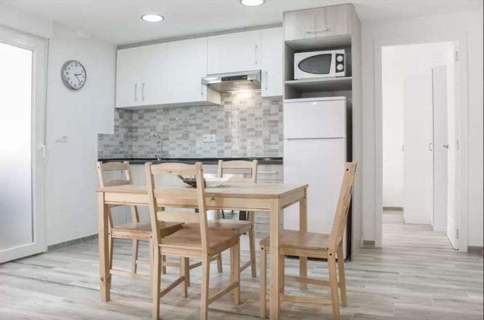 Kitchen or kitchenette, Dining area