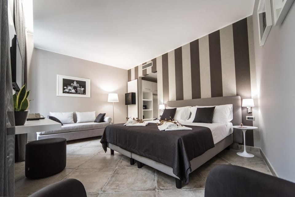 TV and multimedia, Photo of the whole room, Decorative detail, Bedroom, Non alcoholic drinks