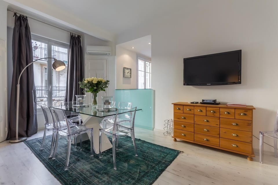 Kitchen or kitchenette, Decorative detail, Dining area