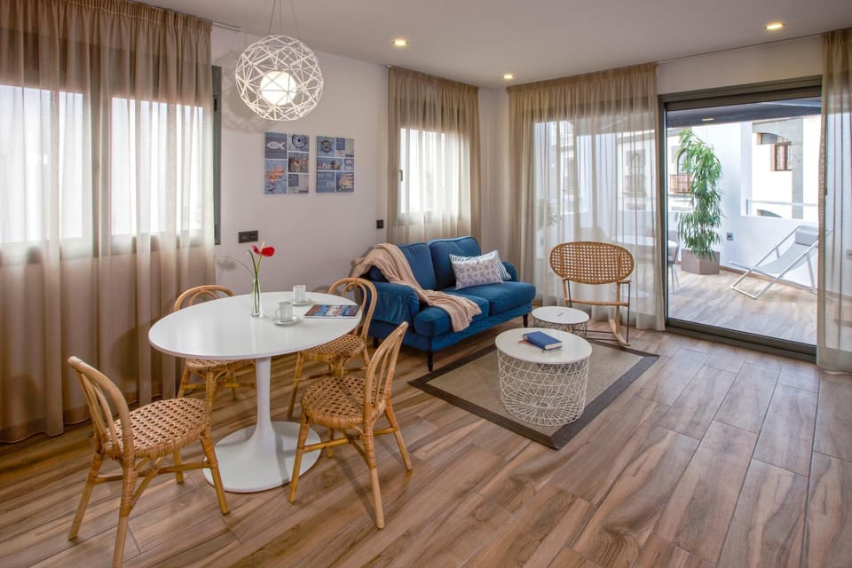 Balcony/Terrace, Living room, Photo of the whole room, Decorative detail
