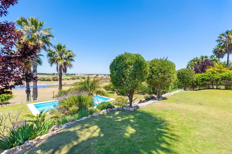 Garden, Area and facilities, Swimming pool