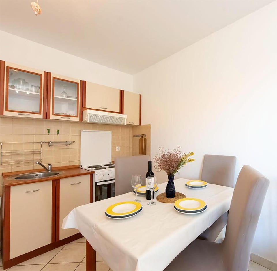 Kitchen or kitchenette, Seating area