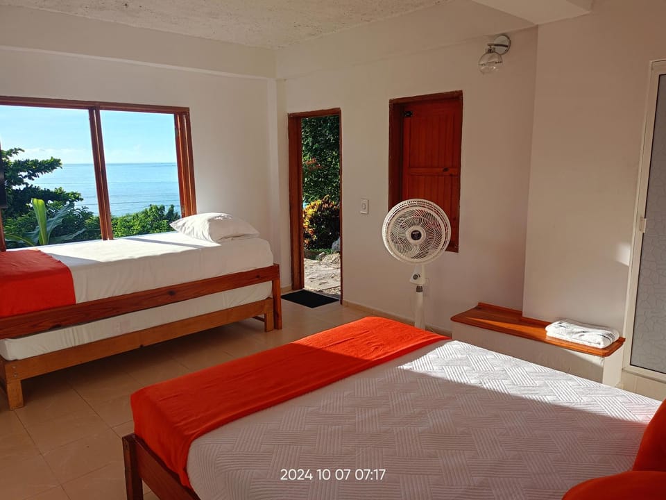 Photo of the whole room, Sea view