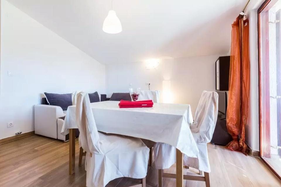 Communal lounge/ TV room, Balcony/Terrace, Decorative detail, Communal kitchen, City view, Garden view, Mountain view, Sea view, Street view, Family