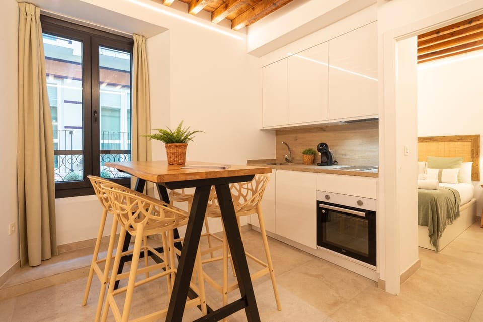 Kitchen or kitchenette, Seating area, Dining area, minibar, pet friendly, stove, air conditioner