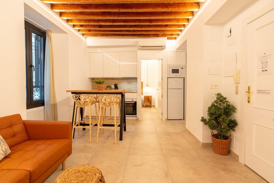 Kitchen or kitchenette, Living room, Seating area, Dining area, minibar, pet friendly, stove, air conditioner