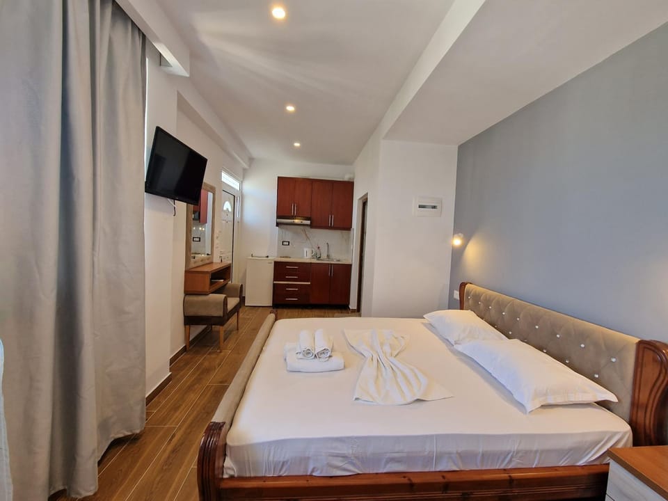 Bed, TV and multimedia, Photo of the whole room, Bedroom, wardrobe, kitchen