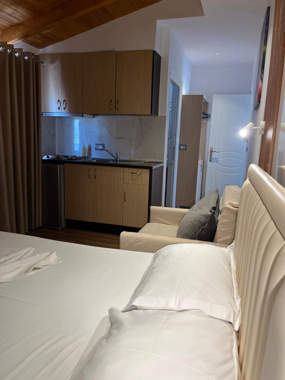 Bed, Kitchen or kitchenette