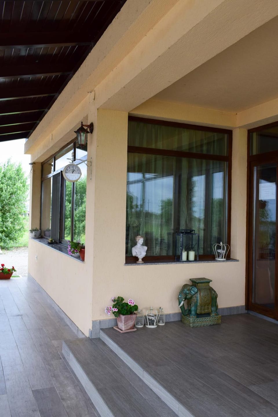 Pensiunea Flora Bed and Breakfast in Timiș County
