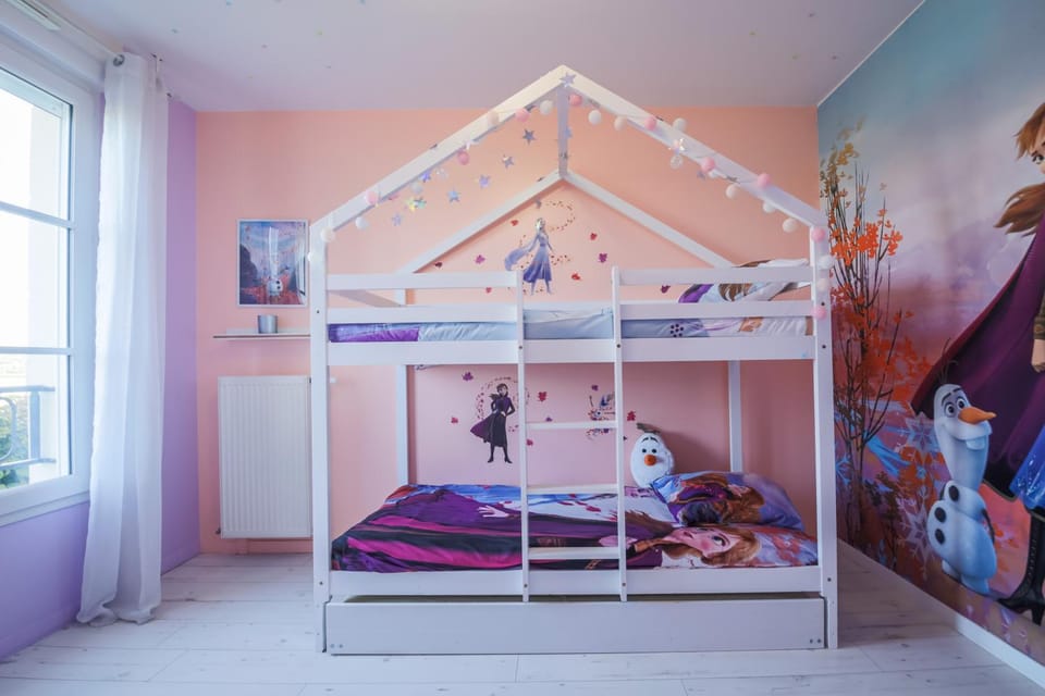 Bed, Photo of the whole room, bunk bed