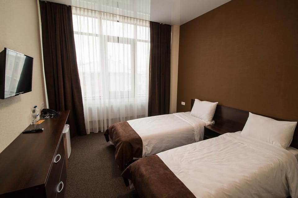 Communal lounge/ TV room, Bed, TV and multimedia, Photo of the whole room, Bedroom
