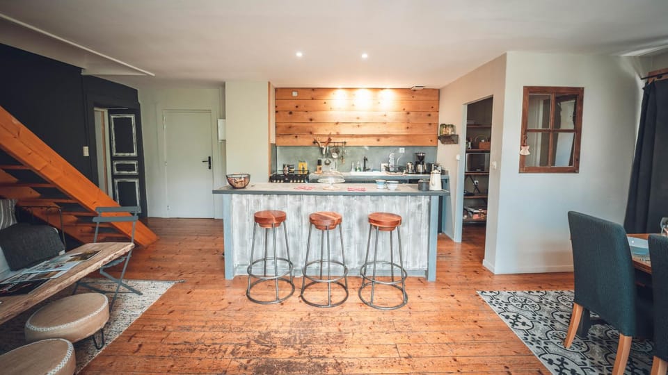 View (from property/room), Kitchen or kitchenette, Lounge or bar, Dining area